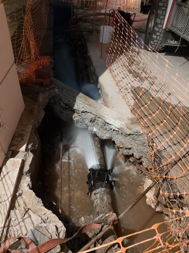 Χωρίς-νερό-η-παραλία-Ορφανίου-Μηχάνημα-της-Περιφέρειας-ΑΜΘ-προκάλεσε-καταλάθος-βλάβη-στο-δίκτυο-ύδρευσης