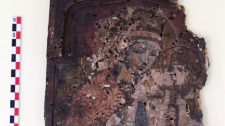 Δράμα:-Έναν-θρησκευτικό-θησαυρό-αποκάλυψε-θάνατος-μητέρας-και-γιου-–-Έκρυβαν-380-εικόνες-(pics)
