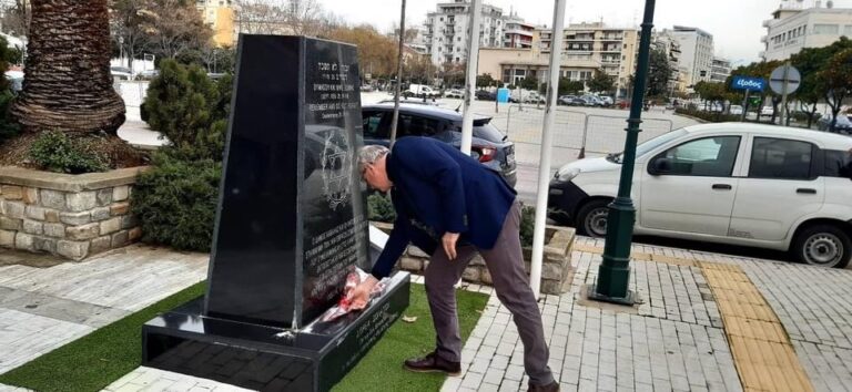 Κατάθεση-λουλουδιών-από-τον-Δήμαρχο-Καβάλας-στο-Εβραϊκό-Μνημείο-της-πόλης