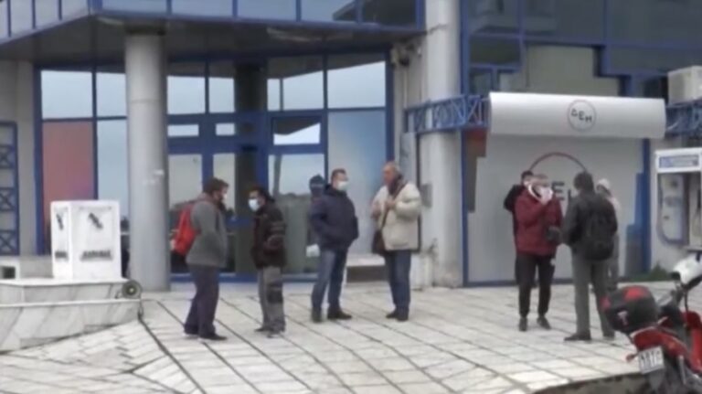 Η-παράσταση-διαμαρτυρίας-έξω-απο-την-ΔΕΗ-έπιασε-τόπο-καθώς-δεν-θα-γίνει-διακοπή-και-ρυθμίστηκε-η-οφειλή-του-συμπολίτη-μας