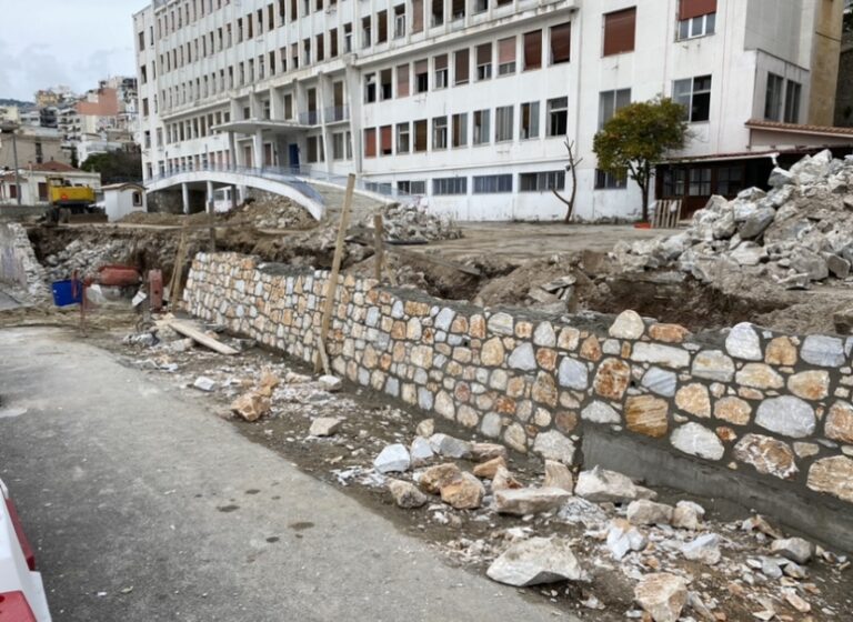 Προχωρούν-οι-εργασίες-διαπλάτυνσης-του-δρόμου-μπροστά-απο-το-παλιό-Νοσοκομείο-video