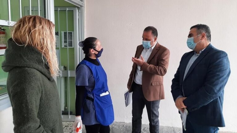 Στο-Γυμνάσιο-και-το-Λύκειο-της-Νέας-Περάμου-ο-Δήμαρχος-Παγγαίου-με-αφορμή-την-επαναλειτουργία-τους