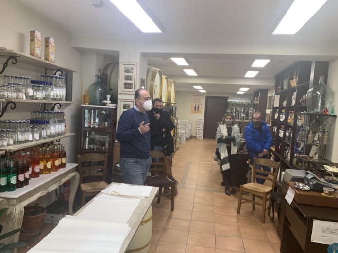 Ο-Μακάριος-στο-«ούζο-της-προσφυγιάς» Ο-Μακάριος-στο-«ούζο-της-προσφυγιάς»