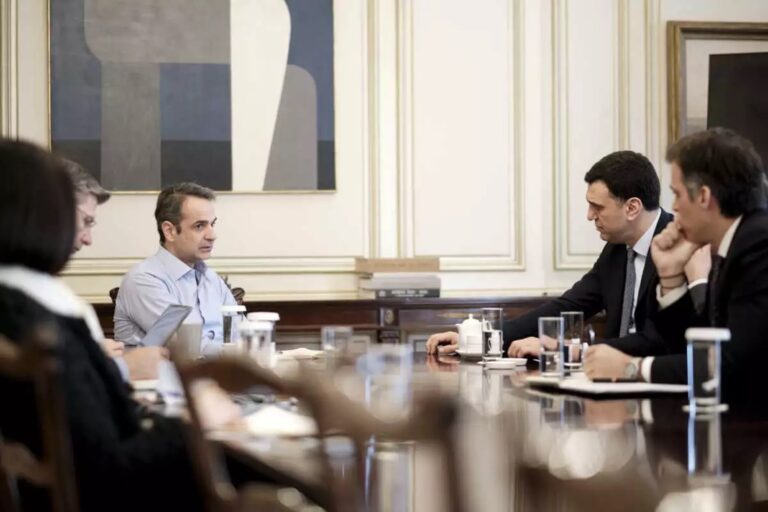 Νέα-μέτρα-ετοιμάζει-η-κυβέρνηση-κατά-του-κορονοϊού-–-Έκτακτη-σύσκεψη-στο-Μαξίμου