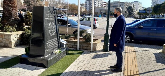 Κατάθεση-λουλουδιών-από-τον-Πρόεδρο-του-Δημοτικού-Συμβουλίου-Καβάλας,-Κώστα-Πεφάνη,-στο-Εβραϊκό-Μνημείο-της-πόλης