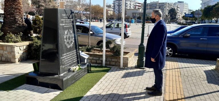Κατάθεση-λουλουδιών-από-τον-Πρόεδρο-του-Δημοτικού-Συμβουλίου-Καβάλας,-Κώστα-Πεφάνη,-στο-Εβραϊκό-Μνημείο-της-πόλης