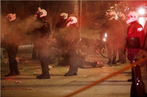 Η-φρικτή-νύχτα-στη-Νέα-Σμύρνη:-Τα-επεισόδια-και-η-επίθεση-σε-αστυνομικό:-«Έκαναν-μανιώδεις-κινήσεις-να-μου-βγάλουν-το-κράνος» Η-φρικτή-νύχτα-στη-Νέα-Σμύρνη:-Τα-επεισόδια-και-η-επίθεση-σε-αστυνομικό:-«Έκαναν-μανιώδεις-κινήσεις-να-μου-βγάλουν-το-κράνος»