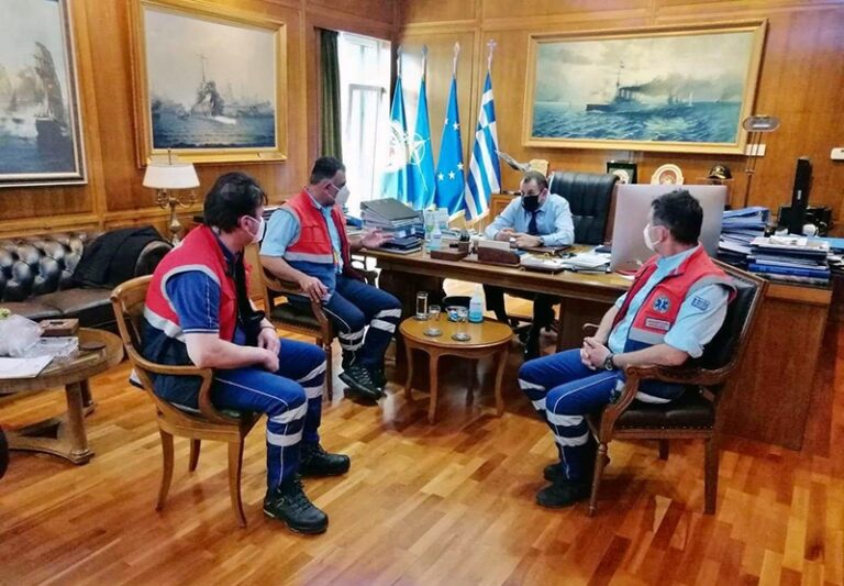 Με-τον-Νίκο-Παναγιωτόπουλο-συναντήθηκε-προσωπικό-του-ΕΚΑΒ-Καβάλας-και-συζήτησαν-τα-προβλήματα