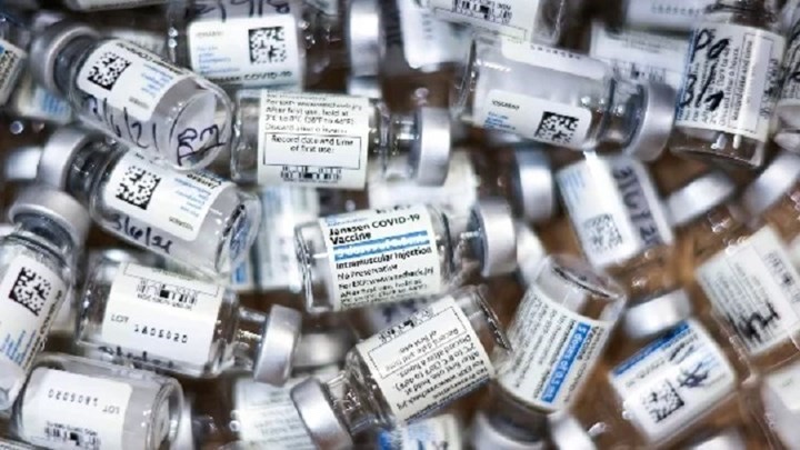 Εμβόλιο-johnson-&-johnson:-Γιατί-ο-fda-συστήνει-“παύση”-στη-χορήγησή-του-–-Τα-νεότερα-δεδομένα