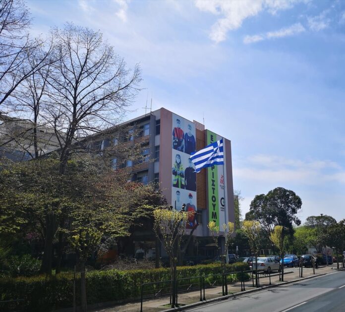 Ο-Αντιπεριφερειάρχης-Καβάλας-τοποθέτησε-ιστό-σημαίας-στο-προαύλιο-χώρο-της-Π.Ε-Καβάλας