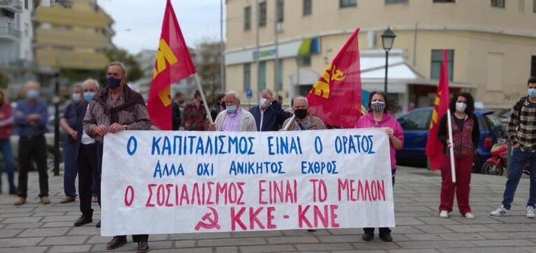 Κατάθεση-λουλουδιών-στη-πλατεία-Καπνεργάτη-απο-το-ΚΚΕ-για-τους-νεκρούς-της-αιματηρής-απεργίας