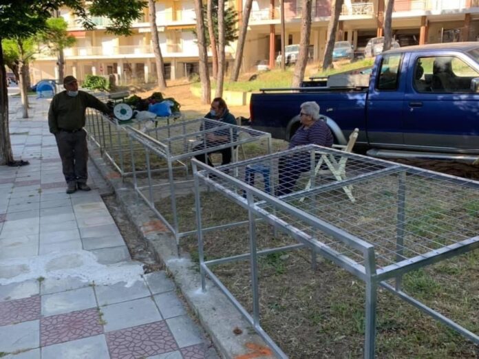 Ο-Χρήστος-Πριονίδης-κατασκεύασε-νέους-πάγκους-για-τους-παραγωγούς-για-να-τοποθετηθούν-στα-δύο-νέα-σημεία-στη-Δ.Ε-Ελευθερών Ο-Χρήστος-Πριονίδης-κατασκεύασε-νέους-πάγκους-για-τους-παραγωγούς-για-να-τοποθετηθούν-στα-δύο-νέα-σημεία-στη-Δ.Ε-Ελευθερών