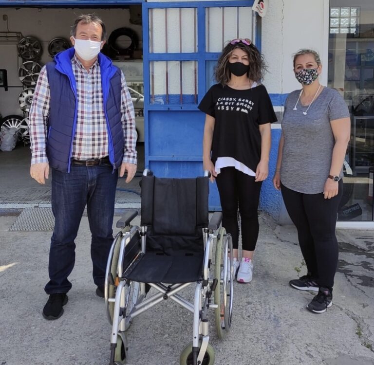 Δωρεά-αναπηρικού-αμαξιδίου-στην-μονάδα-τεχνητού-νεφρού-του-Νοσοκομείου-Καβάλας