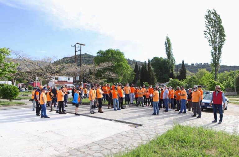 Τα-μέλη-του-Σωματείου-των-εργαζομένων-στην-kavala-oil-“Το-βαρέλι”-ανέλαβαν-να-καθαρίσουν-την-περιοχή-του-Περιγιαλίου-και-τα-άλση-των-Πεντακοσίων-και-της-Παναγούδας