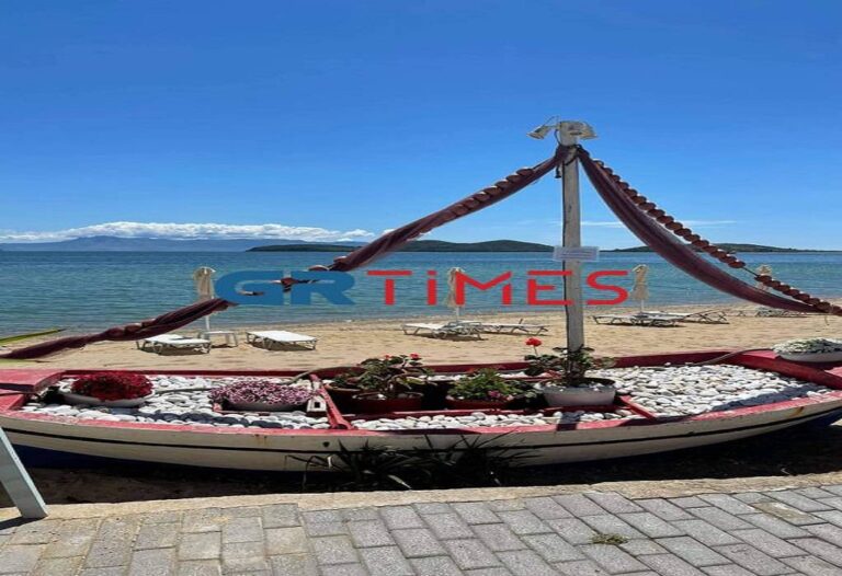 Έτοιμα-τα-beach-bars-στους-Αμμόλοφους-–-Ανύπαρκτοι-οι-τουρίστες