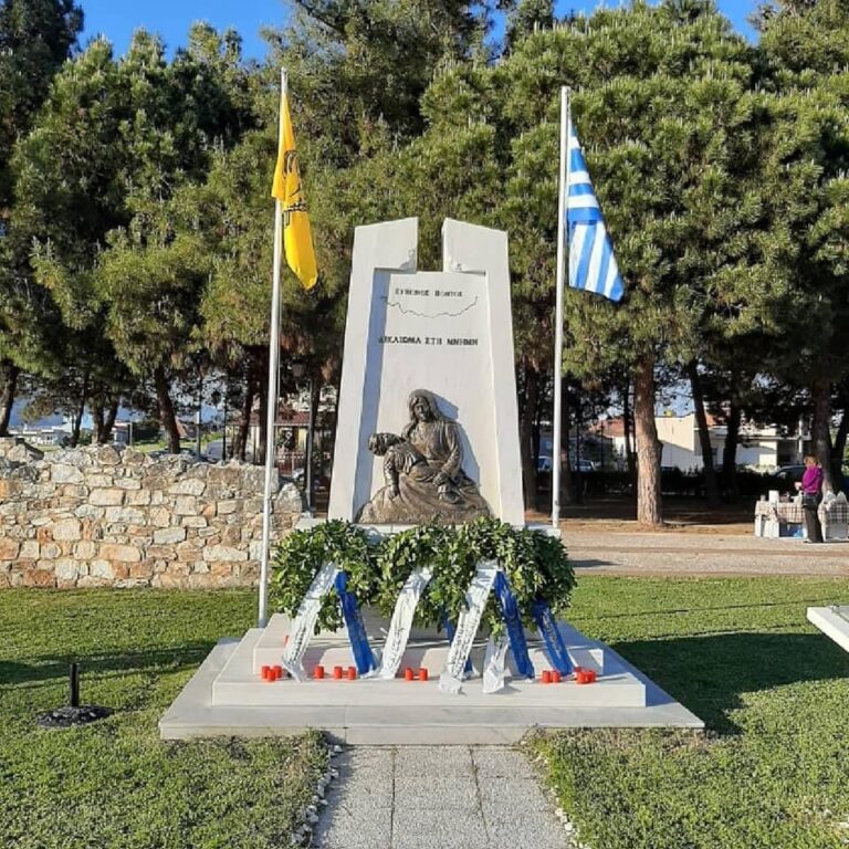 Ο-Σύλλογος-Ποντίων-Νέστου-κατέθεσε-στεφάνι-στο-μνημείο-την-Πόντιας-Μάνας-στη-Χρυσούπολη
