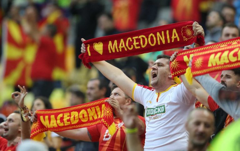 euro-2020:-Αυστρία-Βόρεια-Μακεδονία-–-Προκλητικά-κασκόλ-από-τους-γείτονες