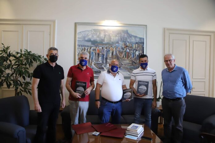 Με-την-διοίκηση-του-ΑΟΚ-συναντήθηκε-ο-Δήμαρχος-Καβάλας-Θεόδωρος-Μουριάδης Με-την-διοίκηση-του-ΑΟΚ-συναντήθηκε-ο-Δήμαρχος-Καβάλας-Θεόδωρος-Μουριάδης
