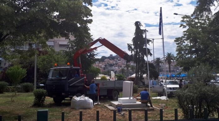 Προτομή-του-Ιλαρίωνα-Καρατζόγλου-μπροστά-από-το-Διοικητήριο-Καβάλας Προτομή-του-Ιλαρίωνα-Καρατζόγλου-μπροστά-από-το-Διοικητήριο-Καβάλας