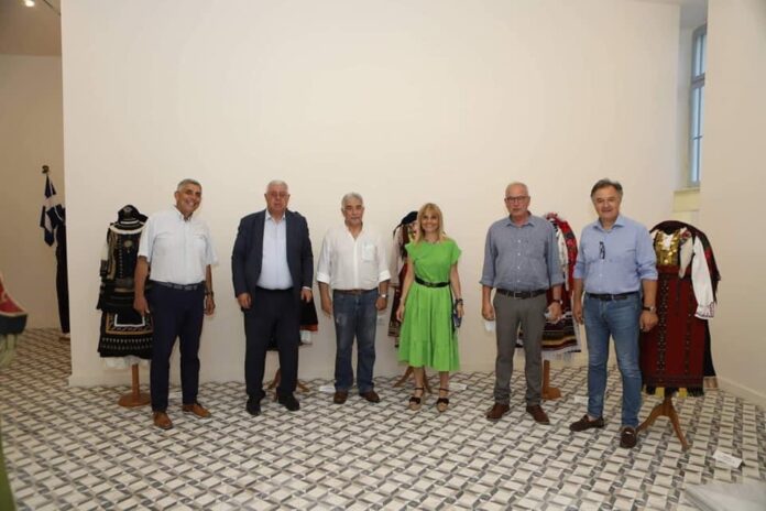 Εγκαίνια-της-έκθεσης-ελληνικών-παραδοσιακών-ενδυμασιών-στη-Μεγάλη-Λέσχη Εγκαίνια-της-έκθεσης-ελληνικών-παραδοσιακών-ενδυμασιών-στη-Μεγάλη-Λέσχη