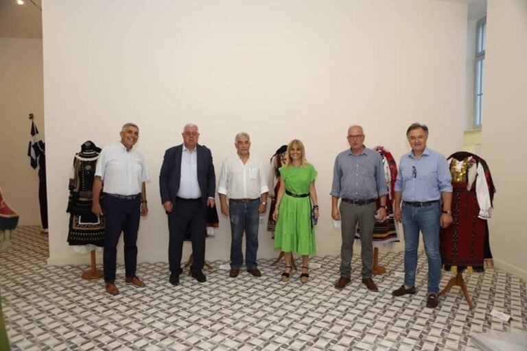 Εγκαίνια-της-έκθεσης-ελληνικών-παραδοσιακών-ενδυμασιών-στη-Μεγάλη-Λέσχη