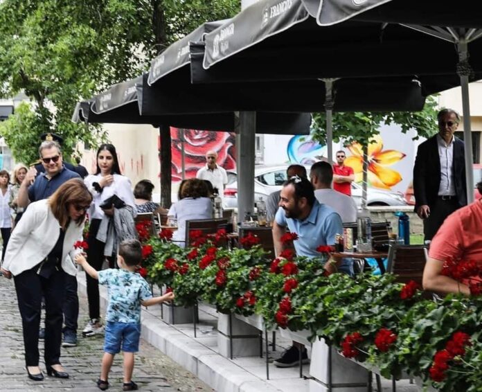 Βόλτα-στο-κέντρο-της-Καβάλας-έκανε-το-πρωί-του-Σαββάτου-η-Πρόεδρος-της-Δημοκρατίας-Κατερίνα-Σακελλαροπούλου Βόλτα-στο-κέντρο-της-Καβάλας-έκανε-το-πρωί-του-Σαββάτου-η-Πρόεδρος-της-Δημοκρατίας-Κατερίνα-Σακελλαροπούλου