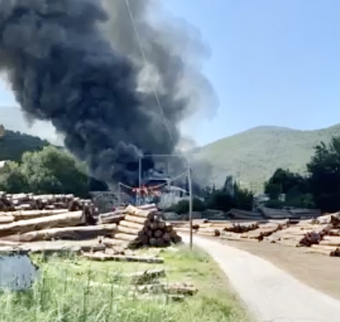 Φωτιά-σε-αποθήκη-με-ξύλα-στο-Κοκκινόχωμα Φωτιά-σε-αποθήκη-με-ξύλα-στο-Κοκκινόχωμα