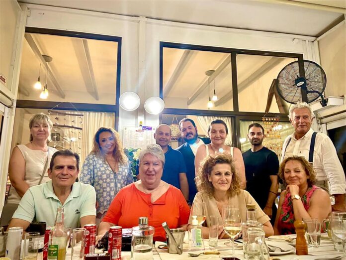 Τα-είπαν,-τρώγοντας-και-πίνοντας-Η-δημοτική-ομάδα-θα-στηρίξει-μόνο-άτομα-που-θα-προέρχονται-από-αυτήν