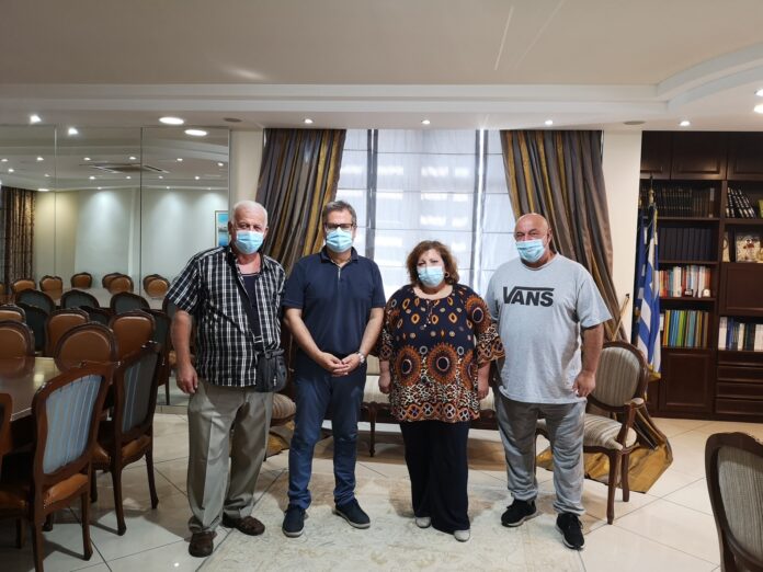 Ο-Αντιπεριφερειάρχης-Καβάλας-Κώστας-Αντωνιάδης-στέκεται-δίπλα-στους-παλλινοστούντες-ομογενείς Ο-Αντιπεριφερειάρχης-Καβάλας-Κώστας-Αντωνιάδης-στέκεται-δίπλα-στους-παλλινοστούντες-ομογενείς