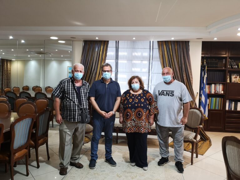 Ο-Αντιπεριφερειάρχης-Καβάλας-Κώστας-Αντωνιάδης-στέκεται-δίπλα-στους-παλλινοστούντες-ομογενείς