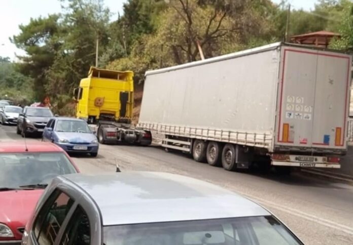 Αποκολλήθηκε-η-καρότσα-νταλίκας-στην-οδό-7ης-Μεραρχίας-Κυκλοφοριακό-πρόβλημα-στο-κέντρο