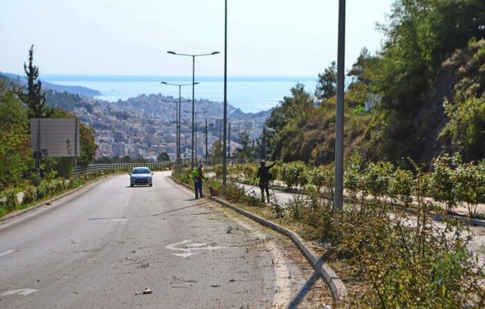 Καθαρισμός-των-νησίδων-στον-κόμβο-του-Νοσοκομείου-απο-την-υπηρεσία-πρασίνου-του-Δήμου-Καβάλας
