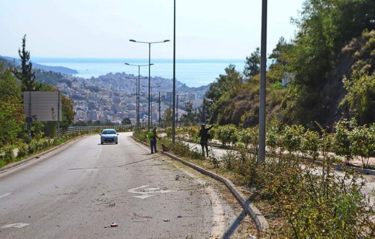 Καθαρισμός-των-νησίδων-στον-κόμβο-του-Νοσοκομείου-απο-την-υπηρεσία-πρασίνου-του-Δήμου-Καβάλας