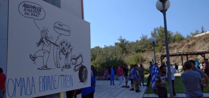 Παράσταση-διαμαρτυρίας-των-ανεμβολίαστων-υγειονομικών-στη-είσοδο-του-Νοσοκομείου-Καβαλας