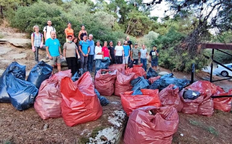 Με-επιτυχία-πραγματοποιήθηκε-η-εθελοντική-δράση-για-τον-καθαρισμό-του-περιαστικού-δάσους-στην-περιοχή-της-Χωράφας
