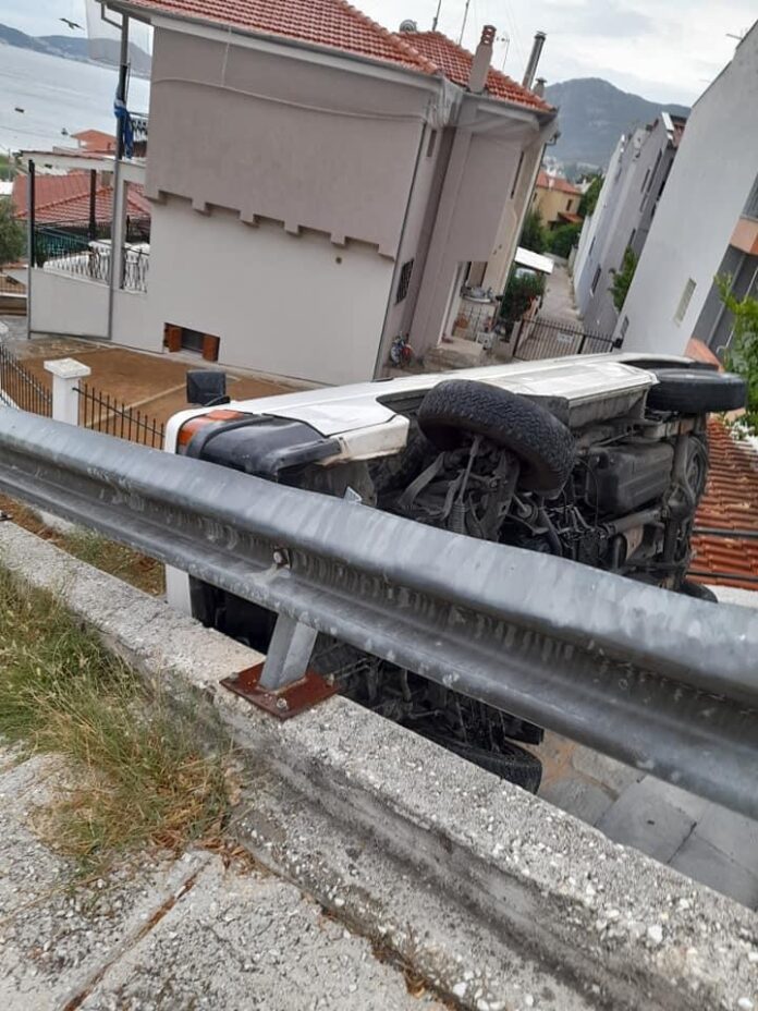 Τροχαίο-στο-Παληό-Φορτηγάκι-έπεσε-σε-αυλή-σπιτιού