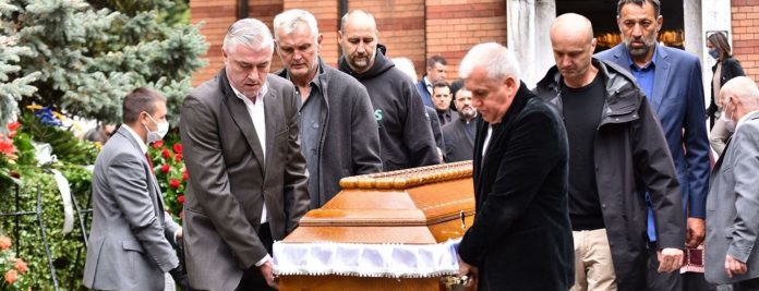 Ίβκοβιτς:-Συγκλονιστικές-στιγμές-στο-Βελιγράδι-–-Η-κηδεία-«ένωσε»-Σέρβους,-Κροάτες-και-Σλοβένους-θρύλους-του-μπάσκετ Ίβκοβιτς:-Συγκλονιστικές-στιγμές-στο-Βελιγράδι-–-Η-κηδεία-«ένωσε»-Σέρβους,-Κροάτες-και-Σλοβένους-θρύλους-του-μπάσκετ