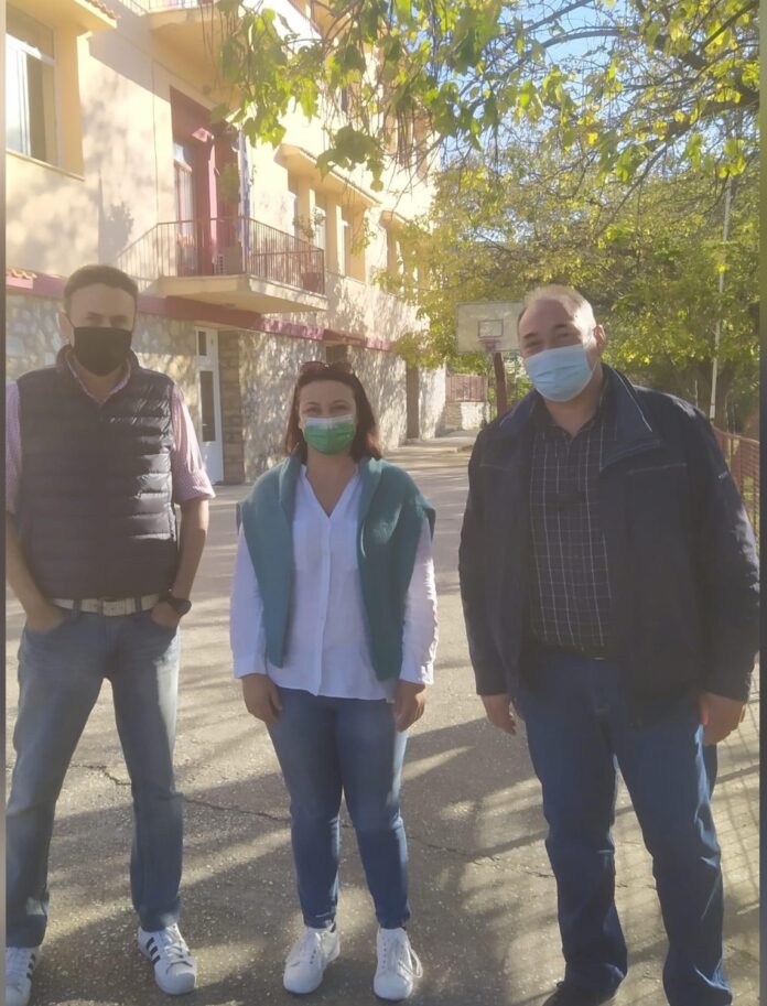 Δωρεάν-εμφιαλωμένα-νερά-στον-διευθυντή-του-Δημοτικού-Σχολείου-–-Νηπιαγωγείου-Φιλίππων