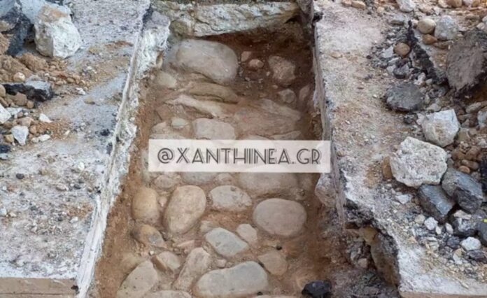 Ξάνθη:-Λιθόστρωτο-δρόμο-200-ετών-αποκάλυψαν-εργάτες-φυσικού-αερίου-–-Στο-φως-κομμάτι-ιστορίας Ξάνθη:-Λιθόστρωτο-δρόμο-200-ετών-αποκάλυψαν-εργάτες-φυσικού-αερίου-–-Στο-φως-κομμάτι-ιστορίας