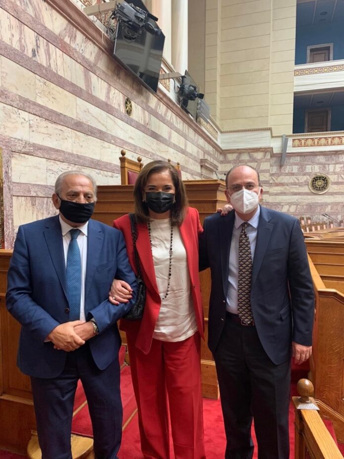 Το-«ευχαριστώ»-του-Μακάριου-Λαζαρίδη-στην-Ντόρα-Μπακογιάννη Το-«ευχαριστώ»-του-Μακάριου-Λαζαρίδη-στην-Ντόρα-Μπακογιάννη