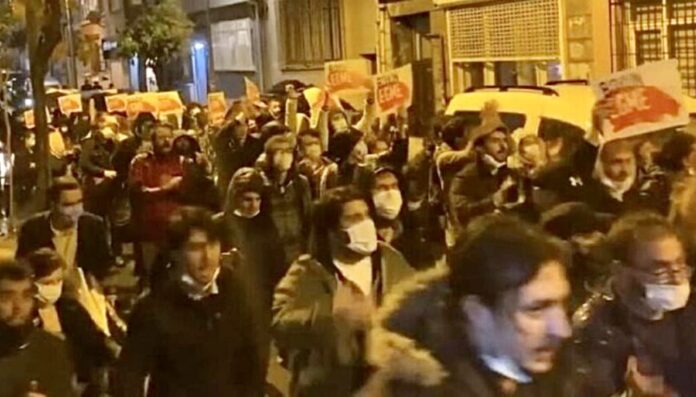 Στους-δρόμους-ξανά-οι-Τούρκοι-–-«Ερντογάν-παραιτήσου»-φωνάζουν-για-δεύτερη-ημέρα Στους-δρόμους-ξανά-οι-Τούρκοι-–-«Ερντογάν-παραιτήσου»-φωνάζουν-για-δεύτερη-ημέρα