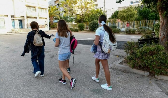 Επτά-οικογένειες-δεν-επιτρέπουν-τα-παιδιά-τους-να-πάνε-σχολείο-λόγω-μάσκας-και-τεστ Επτά-οικογένειες-δεν-επιτρέπουν-τα-παιδιά-τους-να-πάνε-σχολείο-λόγω-μάσκας-και-τεστ