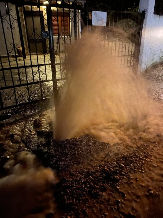 Έσπασε-αγωγός-ύδρευσης-στο-Παληό-video