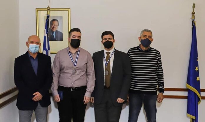 Απονομή-μεταλλίων-στους-μαθητές-Χρήστο-Κιοφτετζή-και-Ανδρέα-Ναλμπάντη,-για-τις-επιτυχίες-τους-στον-παγκόσμιο-διαγωνισμό-της-microsoft-office-specialist
