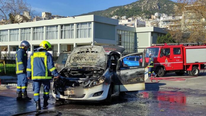 Αυτοκινητο-τυλίχθηκε-στις-φλόγες-στο-κέντρο-της-Καβάλας