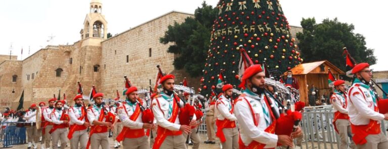 Χριστούγεννα-2021:-Λιγοστός-κόσμος-στη-Βηθλεέμ-εξαιτίας-κοροναϊού-–-Έκκληση-Πάπα-για-ταπεινότητα-–-Ευχές-από-το-διάστημα-–-Με-μαγιό-στην-Αυστραλία