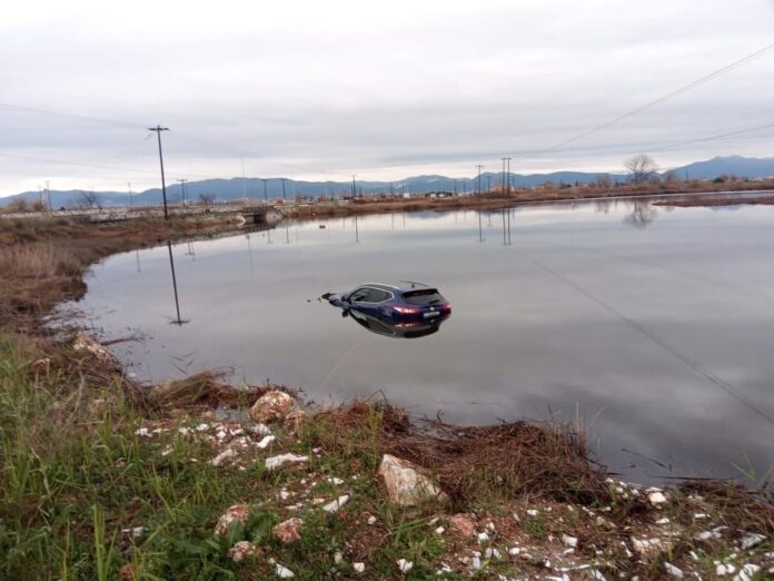 Αυτοκίνητο-έπεσε-στο-νερό-στη-Κεραμωτή Αυτοκίνητο-έπεσε-στο-νερό-στη-Κεραμωτή