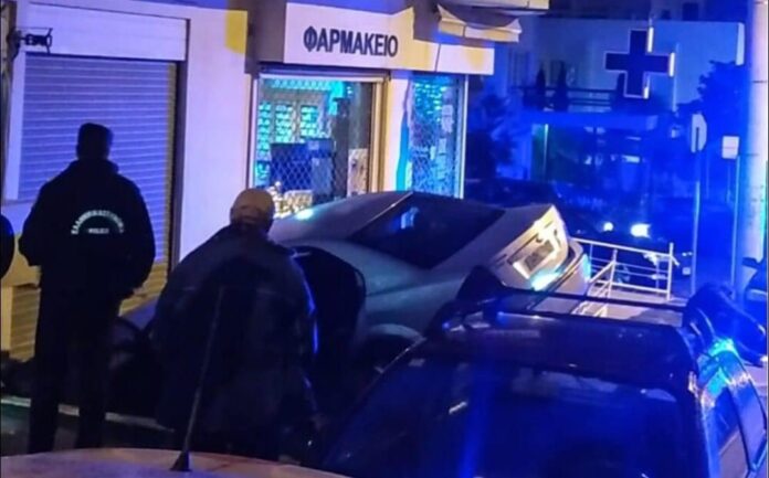 Αυτοκινητο-καρφώθηκε-σε-είσοδο-γκαράζ