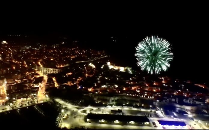Πρωτοχρονιά-2022:-Εκατοντάδες-πυροτεχνήματα-φώτισαν-τον-ουρανό-της-Καβάλας!
