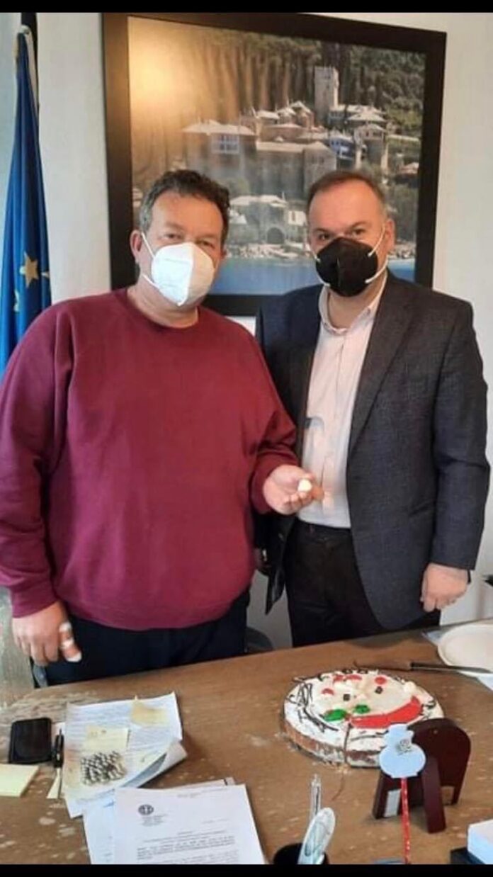 Έκοψε-την-βασιλόπιτα-του-το-Δημοτικό-Λιμενικό-ταμείο-Θάσου-Τυχερός-ο-Πρόεδρος Έκοψε-την-βασιλόπιτα-του-το-Δημοτικό-Λιμενικό-ταμείο-Θάσου-Τυχερός-ο-Πρόεδρος